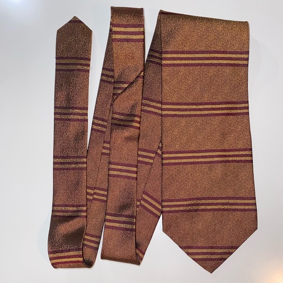 AUDREY BUCKNER Men’s Necktie Gold/Merlot Checked Design 100% European Silk - Picture 4 of 4